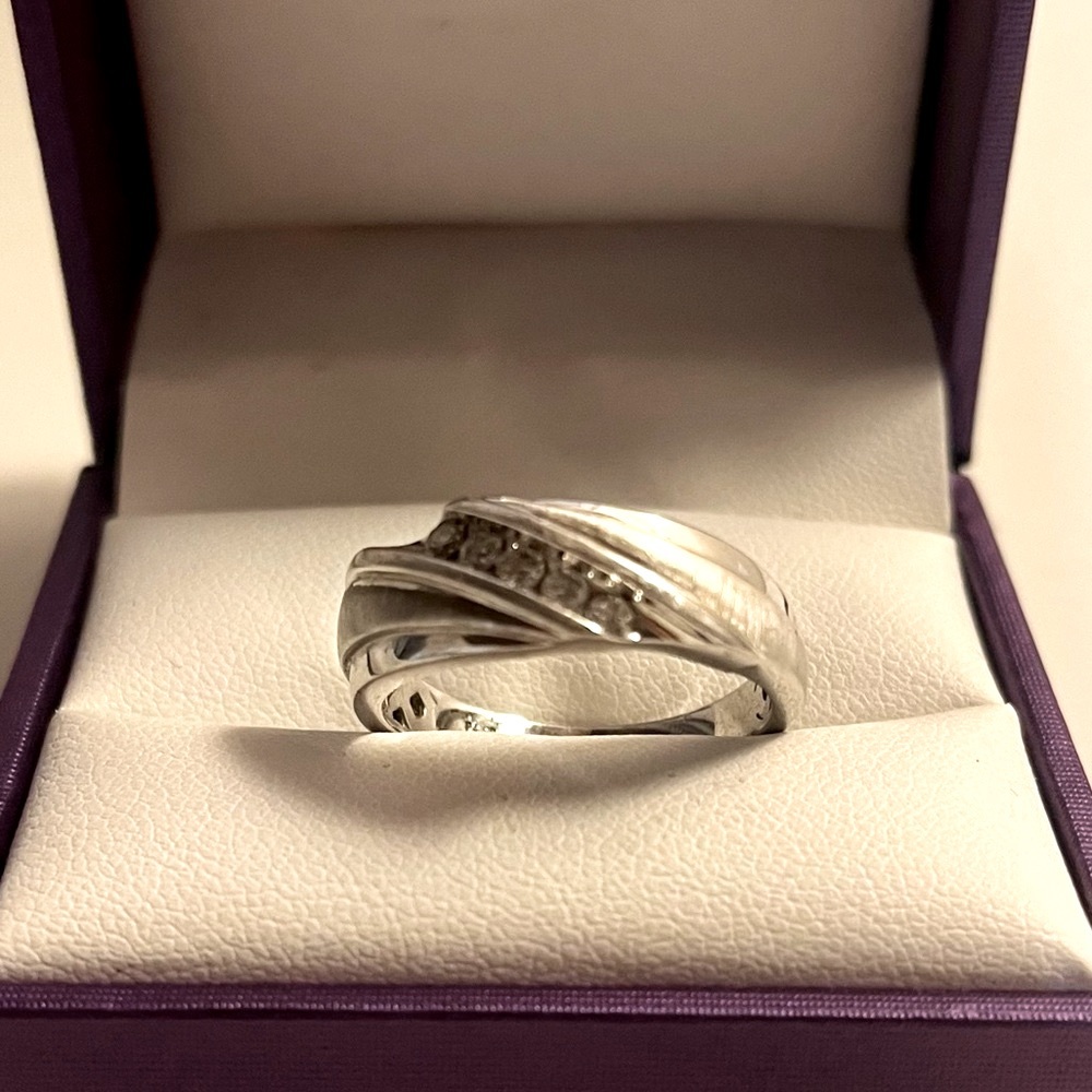 Women’s feminine diamond ring